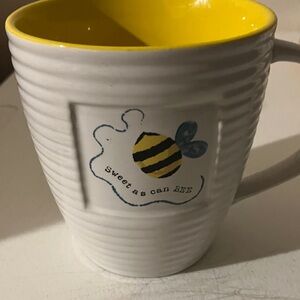 Charming Bee Design Mug in Yellow and White